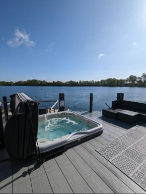 Lakeside Lodge - Jet Ski Lake